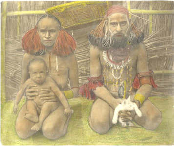 229033 Vrouw en man van de Marind-anim in een hut nabij Okaba met baby en kitten op schoot